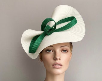 Fascinator derby kentucky con fiocco crema e verde, cappello ascot reale, cappello derby avorio e verde, cappello fascinator razze verdi, cappello da pranzo, fiocco