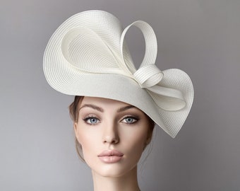 Fascinator derby in avorio, cappello ascot beige, cappello derby kentucky color crema, cappello da sposa, fascinator ascot, cappelli da gara da donna, fascinator con fiocco