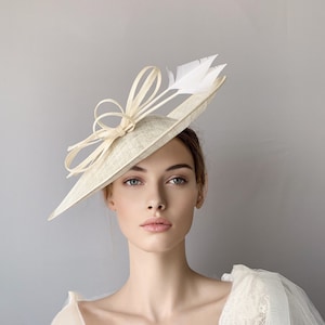 Cream sinamay derby fascinator, Ivory fascinator hat, bo w feathers derby hat, Beige wedding hat, Royal ascot hat, women racing hat, saucer