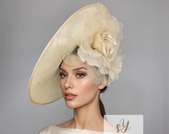Ivory Hut mit breiter Krempe und Couture Blume | Eleganter Hochzeits-Hut | Brautmutterhut | Ascot Fascinator | Creme-formales Kopfschmuck
