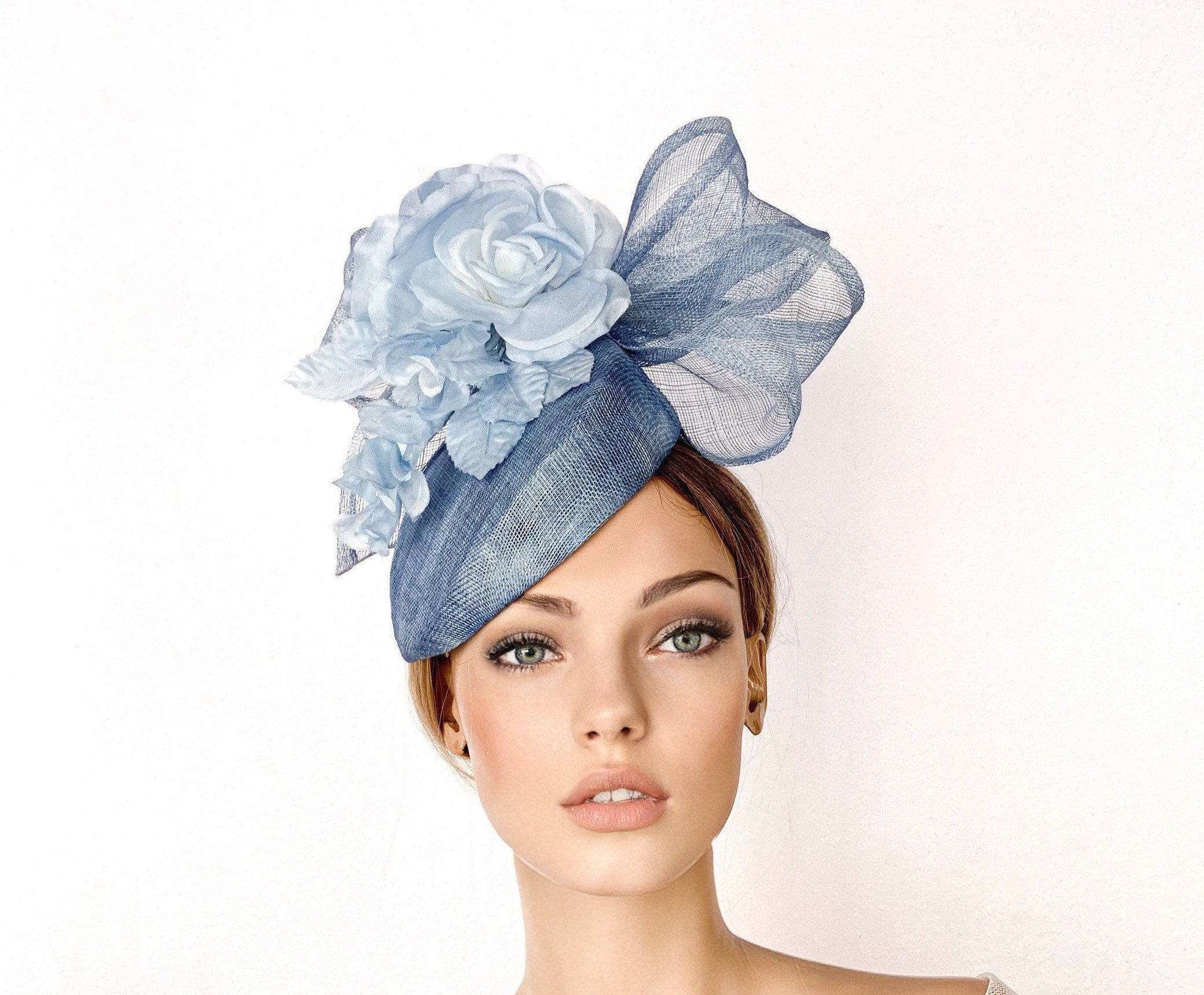 круглая шляпа. голубые головные уборы. голубая широкополая шляпа. голубые головные уборы. голубые головные уборы.
