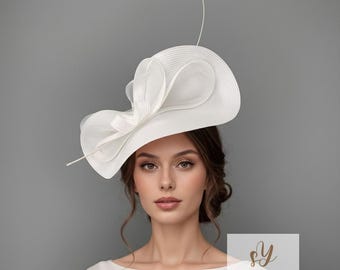Elegant vit Derbyhatt, Royal Ascot Races Fascinator, Vit fascinatorhatt med skulpterad rosett och fjäderdetaljer