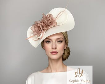 Tocado floral de seda en blanco roto y ruborizado, elegante tocado para bodas y carreras.