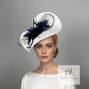 Tocado de plumas blanco y azul marino, elegante sombrero Derby Ascot, tocado blanco con plumas azul marino y lazo esculpido.