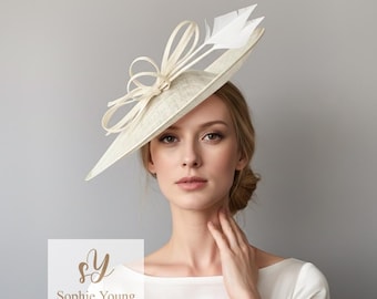 Sombrero Derby Kentucky color crema con detalle de lazo, tocado elegante color marfil para bodas y carreras, sombrero para ocasiones especiales en Royal Ascot