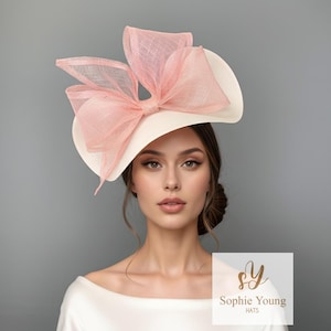 Ivoorkleurige tovenaar met blush strikdetail, Kentucky Derby-strikje, Royal Ascot fascinatiehoed met grote strik.