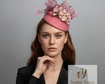Sombrero pastillero de fieltro de lana, tocado percher rosa polvoriento con flores de terciopelo, perfecto para bodas y cócteles.