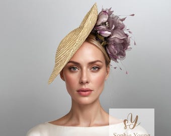 Natürlicher Stroh Fascinator mit Lavendel Blumen | Kentucky Derby-Hut | Royal Ascot Kopfschmuck | Eleganter Hochzeitshut & Gartenparty-Hut