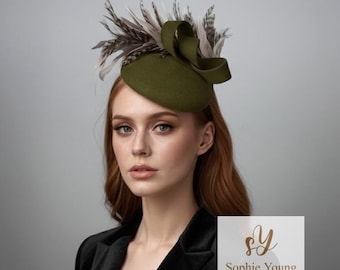 Moos grüner Wollfilz Pillbox Hut: Duchess Style Bow Fascinator mit Federn, Cheltenham Rassen Pillbox Barsch Hut