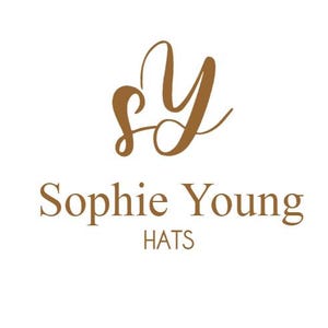 Pu&ograve; includere: Un logo con le iniziali corsive "sy" in una calda tonalit&agrave; marrone, sopra il nome "Sophie Young" e la parola "HATS", il tutto in un carattere serif. Il testo &egrave; su uno sfondo bianco.
