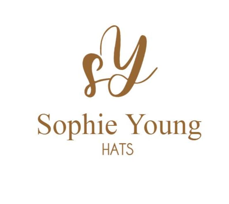 Pu&ograve; includere: Un logo con le iniziali corsive "sy" in una calda tonalit&agrave; marrone, sopra il nome "Sophie Young" e la parola "HATS", il tutto in un carattere serif. Il testo &egrave; su uno sfondo bianco.