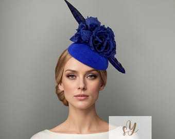 Royal blauer Filzhut mit Blumen und Feder, Wollbarsch, Fascinator blau