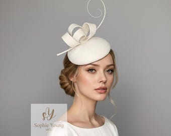 Wollfilz Pillbox Hut: Duchess Style Fascinator mit Schleife