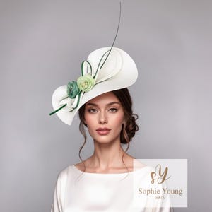 Elfenbeinfarbener, geschnitzter Hut mit Grünen Floralen Details, Hochzeit Fascinator, kentucky Derby Hut
