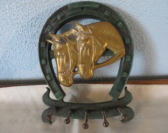 Brass Home Décor Horseshoe Form Key Organiser Brass Key Hanger with Two Horse Heads Antique Look Vintage Brass Key Hook Rustic Finish Cultural Hub ® J92-100-0026 Lovely Ornate Brass Vintage Horseshoe Key Holder Brass Home Décor Horseshoe Form Key Organiser Brass Key Hanger with Two Horse Heads Antique Look Vintage Brass Key Hook Rustic Finish Cultural Hub ® J92-100-0026 Lovely Ornate Brass Vintage Horseshoe Key Holder