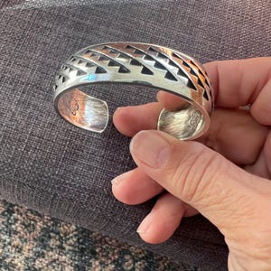 Superior Vintage Hopi/ Navajo 'Geometric Ocean Wave' Native American Jewelry Silver Bracelet Old Superior Vintage Hopi/ Navajo 'Geometric Ocean Wave' Native American Jewelry Silver Bracelet Old