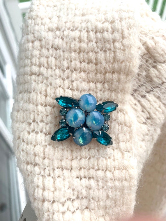 Vintage blue brooch in beautiful condition