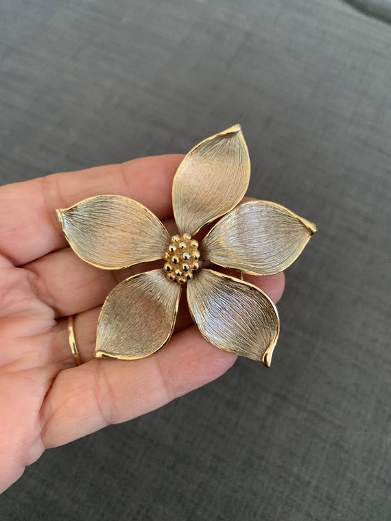 Marvella flower brooch rare style in very good co… - image 5