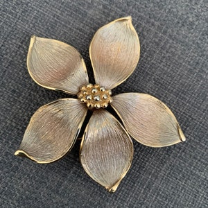 Marvella flower brooch rare style in very good condition