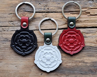Llavero de cuero hecho a mano con la rosa de Yorkshire: regalo con el emblema Tudor