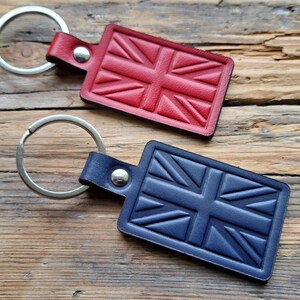 Puede incluir: Dos llaveros de cuero con un dise&ntilde;o de Union Jack. Un llavero es rojo y el otro es azul.