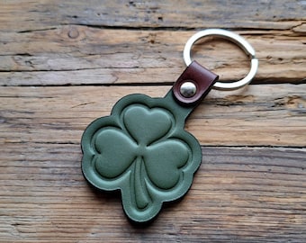 Llavero de cuero con forma de trébol hecho a mano / Emblema del trébol irlandés / Llavero / Símbolo celta de Irlanda