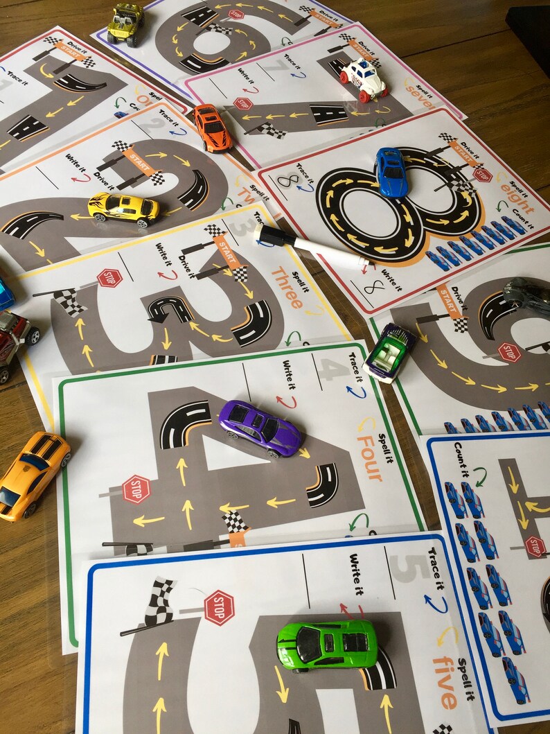 K&ouml;nnte beinhalten: Ein Satz von zehn druckbaren Arbeitsbl&auml;ttern mit Zahlen-Spuraktivit&auml;ten f&uuml;r Kinder. Jedes Arbeitsblatt enth&auml;lt eine Zahl, ein Auto und Anweisungen zum Nachzeichnen, Buchstabieren, Schreiben, Fahren und Z&auml;hlen. Die Arbeitsbl&auml;tter sollen Kindern helfen, Zahlen zu lernen und ihre Feinmotorik zu entwickeln.