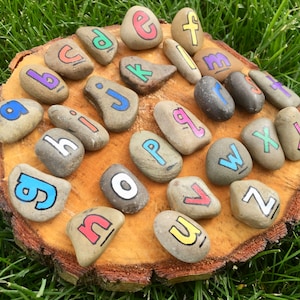 Pares de letras mayúsculas y minúsculas / piedras de letras / piedras pintadas