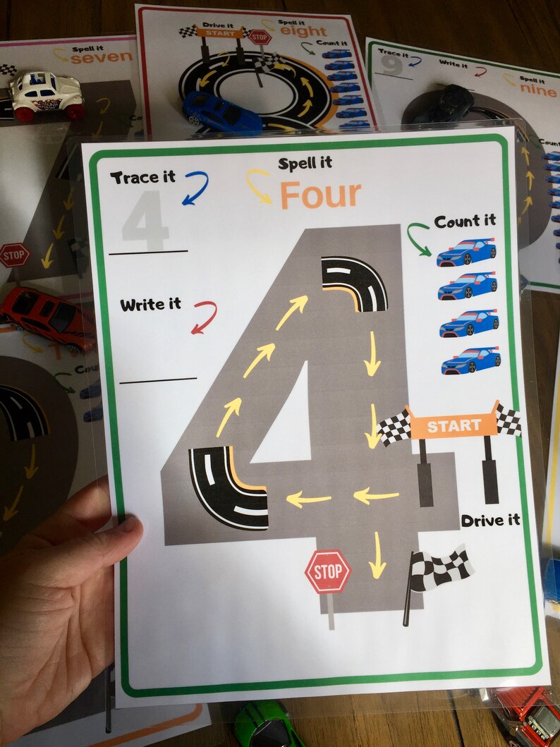 K&ouml;nnte beinhalten: Ein druckbares Arbeitsblatt zum Erlernen der Zahl vier. Das Arbeitsblatt zeigt eine gro&szlig;e Zahl vier mit einem Rennstreckendesign. Das Arbeitsblatt enth&auml;lt Anweisungen zum Nachzeichnen, Buchstabieren, Z&auml;hlen, Schreiben und Fahren der Zahl vier.