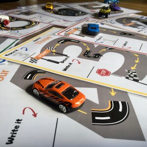 K&ouml;nnte beinhalten: Ein Satz druckbarer Arbeitsbl&auml;tter f&uuml;r Kinder mit dem Thema Autorennen. Die Bl&auml;tter enthalten Zahlen, W&ouml;rter und Anweisungen zum Nachzeichnen, Buchstabieren, Schreiben und Fahren der Spielzeugautos.