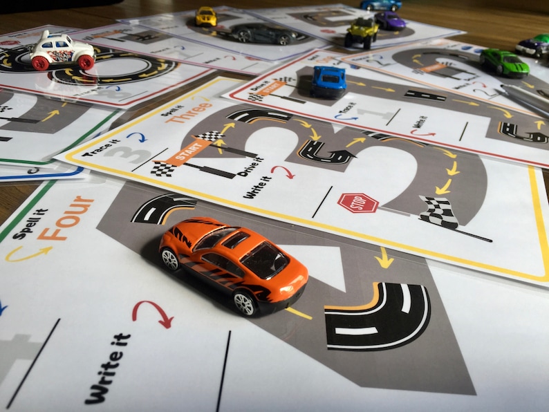K&ouml;nnte beinhalten: Ein Satz druckbarer Arbeitsbl&auml;tter f&uuml;r Kinder mit dem Thema Autorennen. Die Bl&auml;tter enthalten Zahlen, W&ouml;rter und Anweisungen zum Nachzeichnen, Buchstabieren, Schreiben und Fahren der Spielzeugautos.
