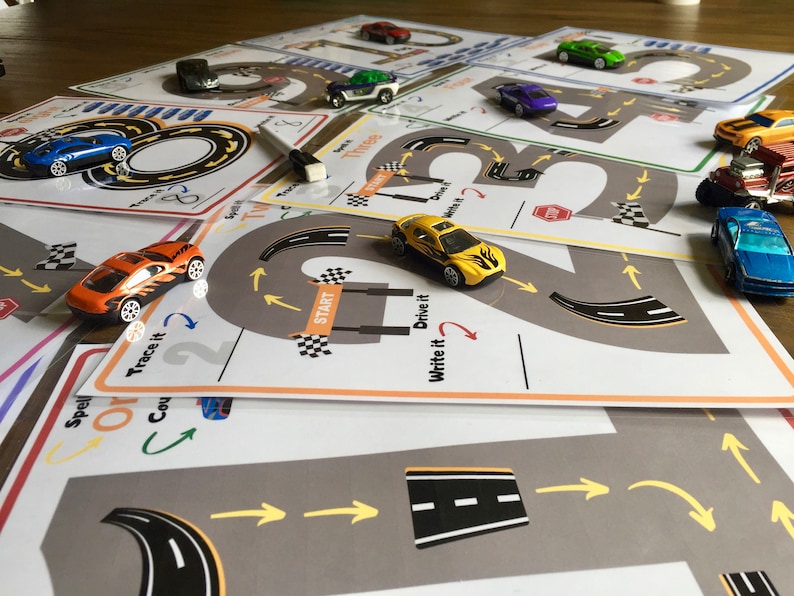 K&ouml;nnte beinhalten: Ein Satz druckbarer Arbeitsbl&auml;tter mit einer Nummer 2 Rennstrecke mit einem gelben Spielzeugauto. Die Bl&auml;tter enthalten Anweisungen zum Nachzeichnen, Schreiben und Fahren des Autos um die Strecke.