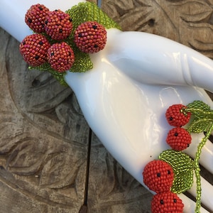 Koralikowa bransoletka na nadgarstek w kolorze malinowym: szklane koraliki, elastyczna bransoletka