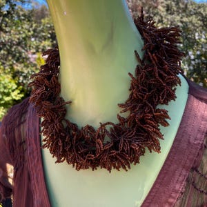 Handgjord choker med bladfärgade fransar och miljövänliga glaspärlor