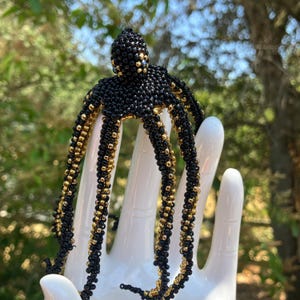 Spilla realistica a forma di polpo, una creatura marina Kraken realizzata con perline di vetro, un'arte da indossare, spilla per cappello, spilla vistosa, perfetta per gli amanti dell'oceano