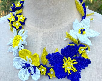 Blumengarten BoHo Statement-Halskette aus umweltfreundlichen Glasperlen, handgewebt und geflochten von Artisan Hands
