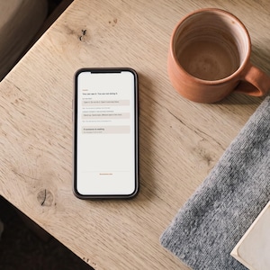 Puede incluir: Un teléfono inteligente con funda marrón oscuro muestra una pantalla blanca con texto negro: You can see it. You are not doing it. Open it. Do not do it. Open it and stop there. Stand up. Same task, different spot in the room. It someone is waiting.