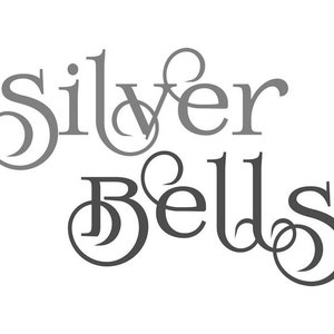 Könnte beinhalten: Ein stilisiertes Logo mit dem Text "Silver Bells" in grauer Farbe.