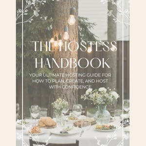 Puede incluir: Una portada de libro con el título "The Hostess Handbook" y el lema "Tu guía definitiva para organizar eventos: cómo planificar, crear y ser anfitrión con confianza." La portada presenta una foto de una mesa puesta para una cena en un jardín con luces de cadena colgadas por encima. El texto "Hostess by Design" está en la parte inferior de la portada.