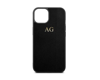 Coque iPhone 14 personnalisée. Étui en cuir saffiano noir à monogramme.