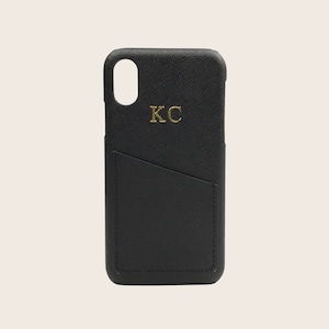 Personalisierte iPhone Hülle mit Kartenfach. Schwarzes Saffiano Leder mit Monogramm.