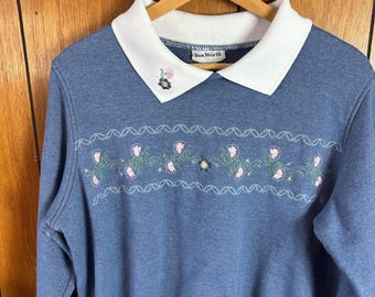 Petit sweat-shirt bleu à broderies florales Bon Worth vintage Grandmacore
