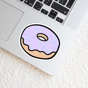 Schattige pastelpaarse donut gestanste sticker - donutsticker - dessertsticker - weerbestendige vinylsticker