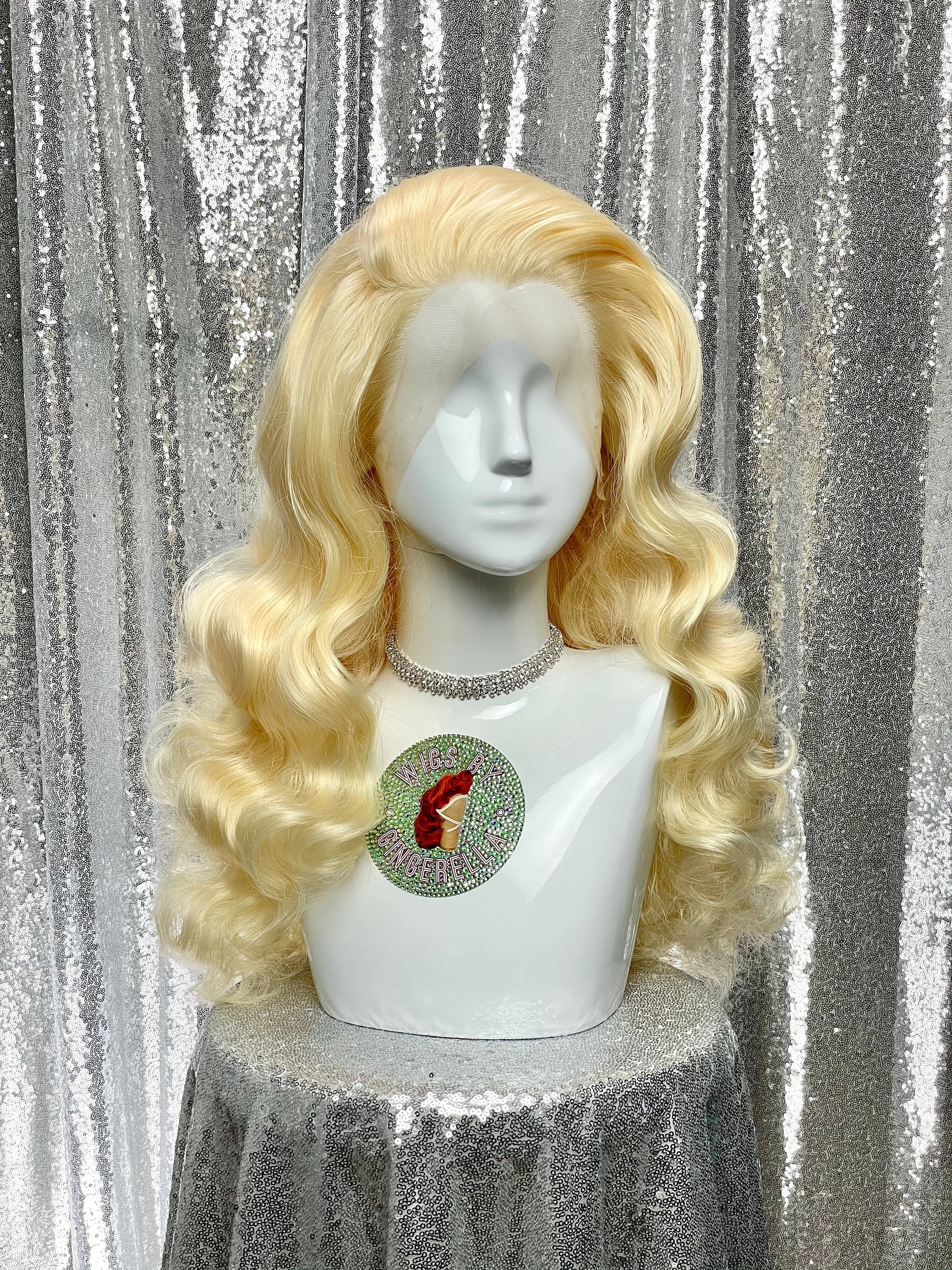 Perruque Femme Grise Cheveux Lisses Ref DIANA 51 - Synthétique, Courte, Taille Moyenne, Neuve Avec étiquettes