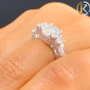Anel de noivado de moissanita com corte redondo e baguetes, anel de casamento em filigrana, anel de noivado estilo antigo, ouro branco sólido 14K, 2,70ctw