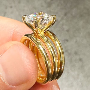 Solitaire 14K Solid And Heavy Approx. 8 Grams Yellow Gold Round Cut Simulated Diamonds Engagement Ring Four Prongs Set Solitaire 4.00ct