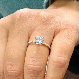 Anel de noivado de moissanita com corte redondo e conjunto de garras, anel de casamento minimalista, anel de noivado em ouro branco sólido 14K, anel de proposta feminino para ela, 1,35ctw