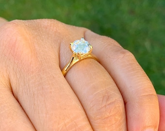 Kathedraal vier griffen set 7,0 mm solitaire rond geslepen moissaniet verlovingsring 14K massief geelgouden trouwring minimalistische bruidsring 1,25