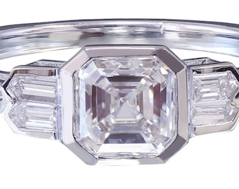 Anillo de compromiso con centro de moissanita de corte Asscher, baguettes y lados de corte redondo con diamantes simulados engastados en bisel. Oro blanco sólido de 14 quilates (1,40 cts).