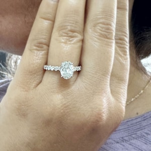 Anillo de compromiso con moissanitas de corte ovalado y redondo, engastado en garras, estilo media eternidad, oro blanco macizo de 14 quilates, 3,00 cts.